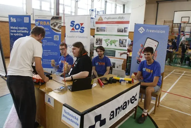 Sponzorské bannery v priestoroch gymnázia počas RBA