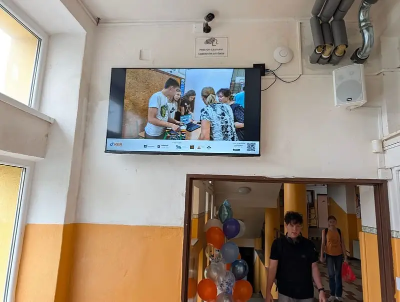 Sponzori zobrazení na obrazovke v priestoroch gymnázia